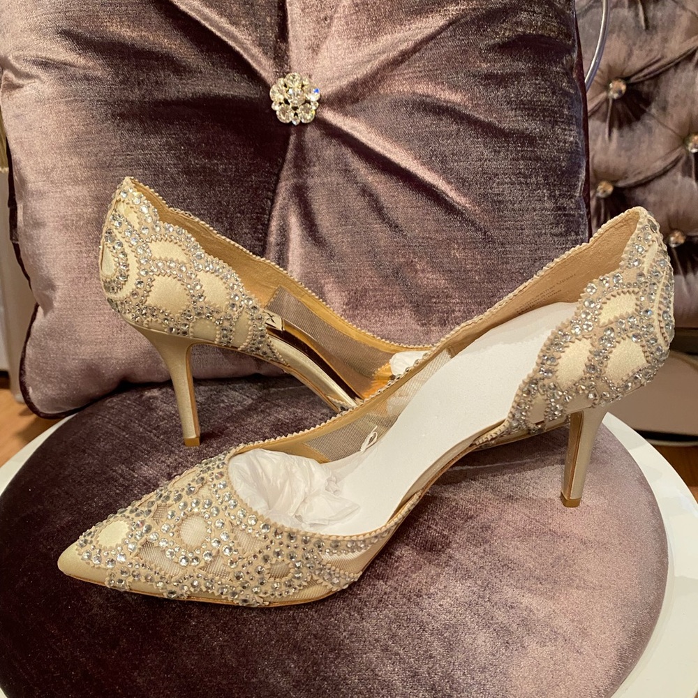 Wedding dress brand new never tailored ivory